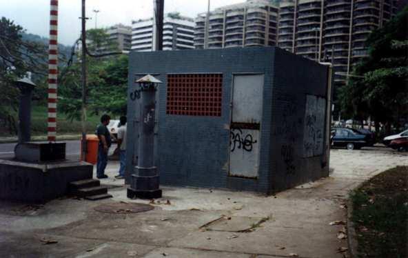 . Figura 3.5. Vista da Casa de Operação e da Régua de Controle do Poço de Sucção da Elevatória Cantagalo EE-14.