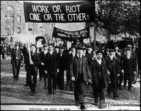 2 PÁGIN A 2 Tudo começou na cidade de Chicago (EUA) dia 1º de maio de 1886, quando aproximadamente 500 mil trabalhadores foram às ruas de Chicago, organizando uma grande paralisação para reivindicar