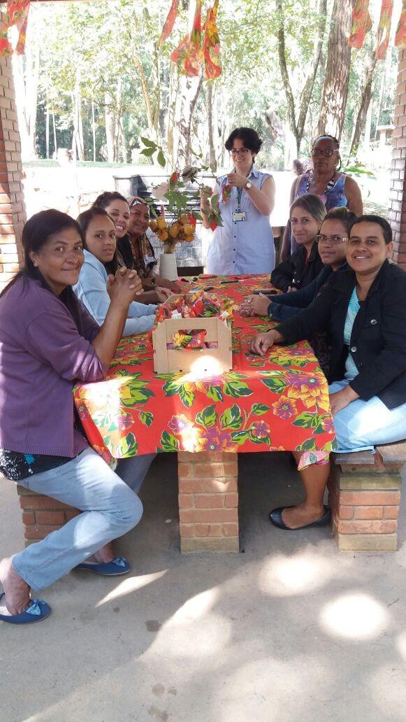 As mães foram recebidas no núcleo com um café da manhã e depois foram levadas de ônibus para o SESC, onde participaram de dinâmicas e roda de conversa, que tiveram o objetivo de oferecer-lhes um