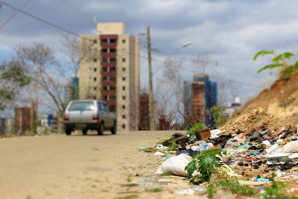 Resíduos sólidos dispostos em rua de Governador Valadares-MG em outubro de 2016: em