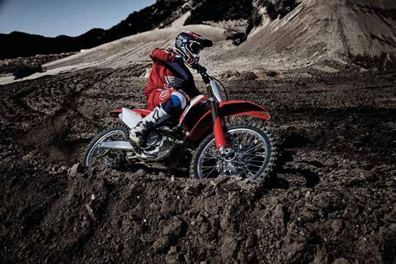 03 04 CRF450R TOPO ABSOLUTO A CRF450R de 2017 é uma autêntica revolução na classe de 450 cm³ e foi desenvolvida com a colaboração directa das equipas de AMA e MX GP da Honda.