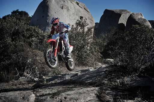 Isto dá à CRF450X um ADN puro de motocross capaz de enfrentar qualquer desafio de enduro, por mais difícil que seja, bem como uma competência de confiança para lidar com todos os tipos de trilhos,