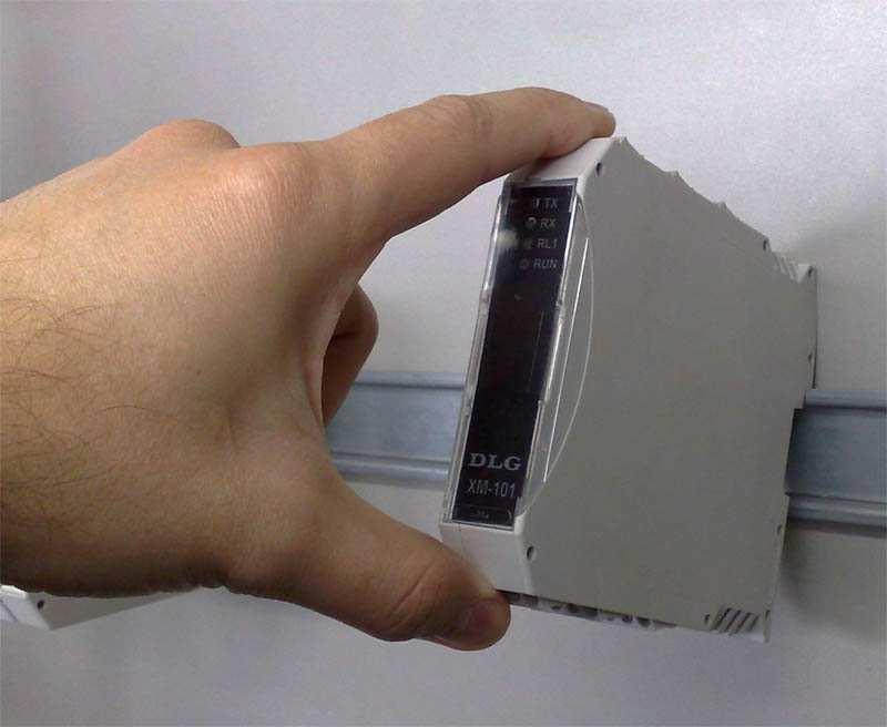 XM-101 Instalação mecânica Para promover uma correta instalação do Conversor Universal 1 canal Modbus XM-101, deve ser utilizado uma chave de fenda apropriada para não danificar a