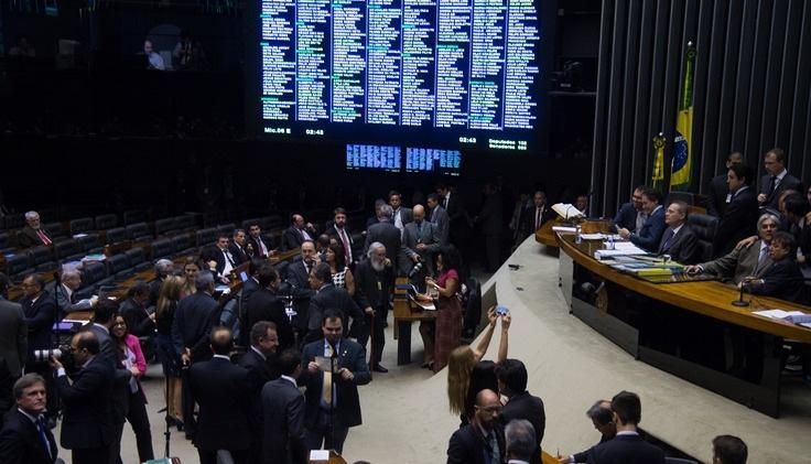 cais, religiosos ou de classe profissional se eles tiverem como objetivo defender direitos, garantias e liberdades constitucionais.