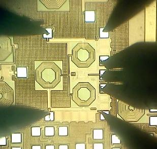 54 4 OSCILADOR DE ULTRA-BAIXA TENSÃO Figura 18: Microfotografia do circuito integrado em teste.