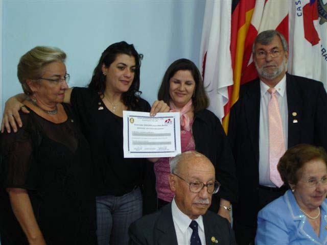 Posse da companheira Alessandra com sua madrinha Sonia e casal presidente Governador Bellão na tribuna do Rotary Club de Araras durante reunião festiva MELHOR COMPANHEIRO O premio Melhor Companheiro