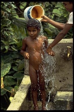 Critérios de eqüidade Eqüidade em água: um problema de eqüidade particularmente delicado acontece quando grupos mais pobres pagam mais por unidade de água que outros grupos sociais (sítios urbanos