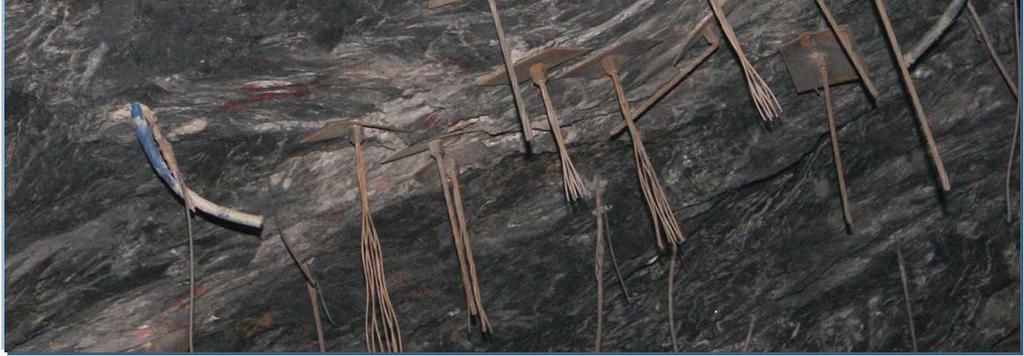 20. Figura 3.20: Visão da capa do minério (Hanging Wall) com malha de cabos disposta em realce de corte e aterro 15.1 FGS Lado Direito.