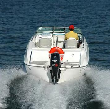 Além disso, ela já vem bem equipada, com paiol para guardar esquis ou uma prancha de wakeboard, lugar próprio para instalar quatro alto-falantes e nichos para acondicionar objetos, além de mesa de