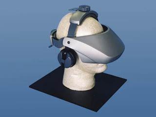 Figura 6-5DT Head Mounted Display (Fifth Dimension Technologies, 2007) Algumas limitações de capacetes incluem: peso, resolução de imagens, descompasso entre o movimento visualizado pelo olho e o
