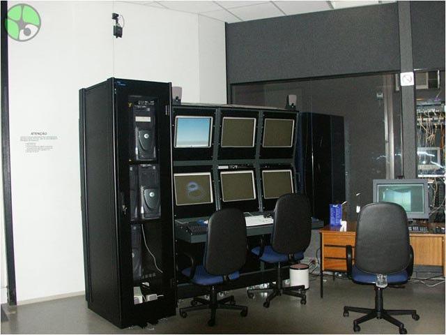 11 e 12, as quais apresentam a sala de projeção e a sala de controle, bem como o equipamento em