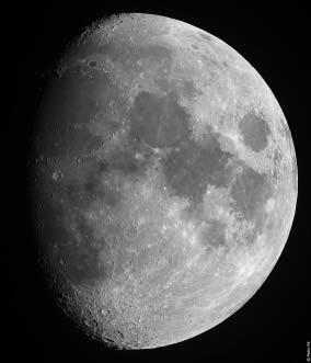 À direita podem ver-se diversas crateras lunares, de cima para baixo: Aristarchus, Hipparchus, Cassini e Hesiodus. Telescópio Schmidt-Cassegrain de 254 mm de abertura. António Cidadão.