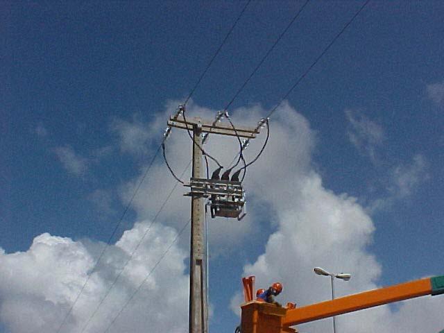 utilizando e com as condições do local do trabalho. Retirar a cobertura do condutor da fase lado da fonte no ponto em que se vai fazer a conexão.