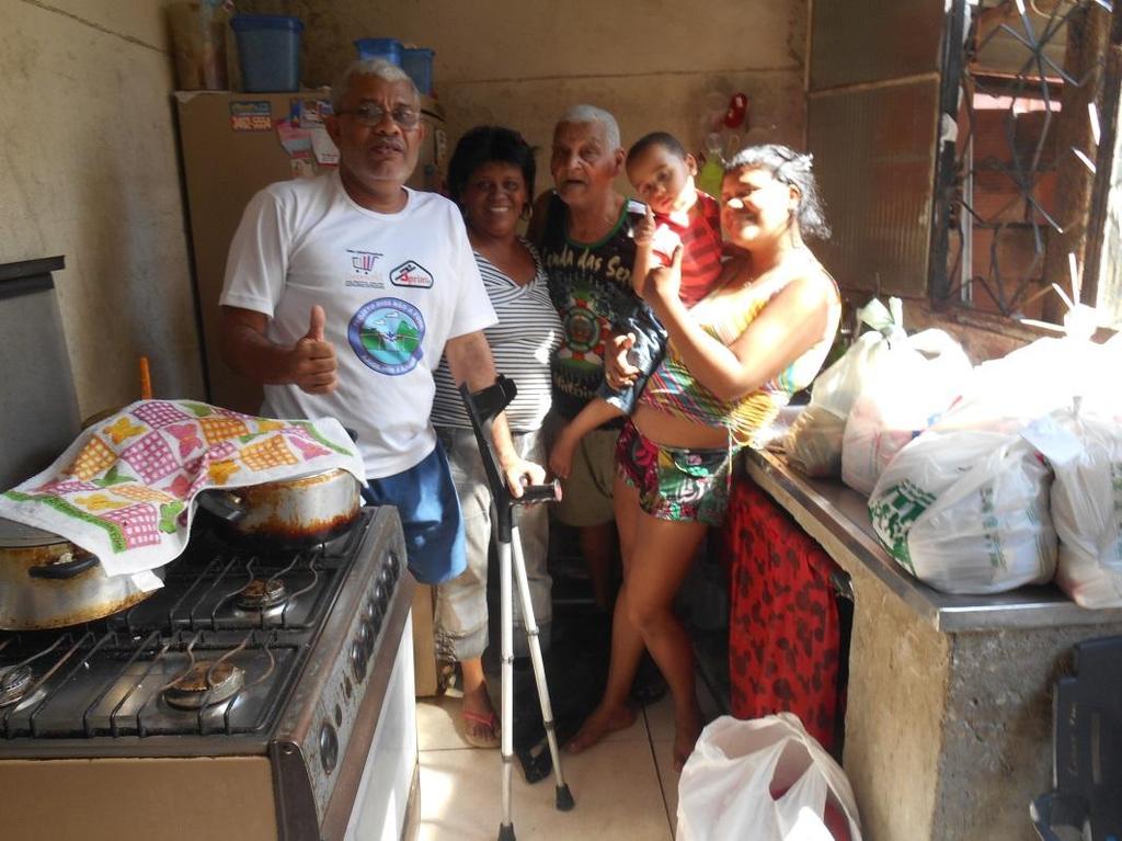 D) ENTREGA DE ALIMENTOS E ROUPAS