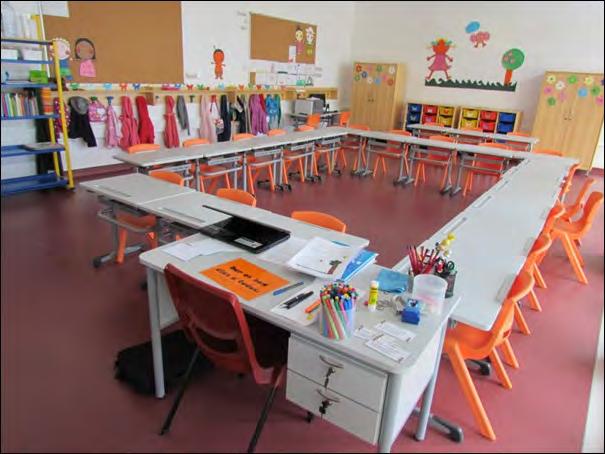 MOBILIÁRIO ESCOLAR SALA DE AULA - MESA: Ajustável em altura 640/790mm - Sistema de elevação mecânica simples,sem manípulos ou porcas. - Resistente e com estabilidade.