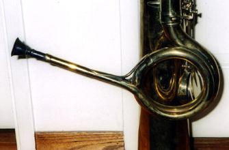 Ao passo que na flauta, oboé, clarinete, fagote e saxofone as chaves da escala natural são fechadas pelos dedos, no oficleide as chaves permanecem fechadas até que sejam abertas pelos dedos, à