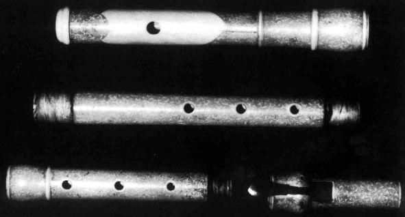 1975, p. 55), (Figura 17). Na Figura 18, outra flauta que utiliza o mesmo sistema da flauta da Figura 17. Fig. 17: Flauta fabricada por Quantz para Frederico o Grande (1712-1786). Fig. 18: Flauta fabricada por J.