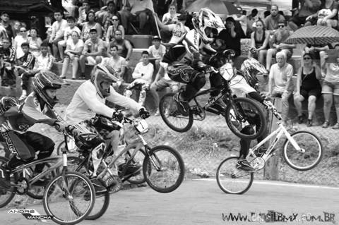 Com a forte chuva que caiu, o evento teve que ser suspenso e através das decisões dos Clubes e Pilotos - em respeito a integridade física de todos os pilotos BMX - logo após as quartas de finais da