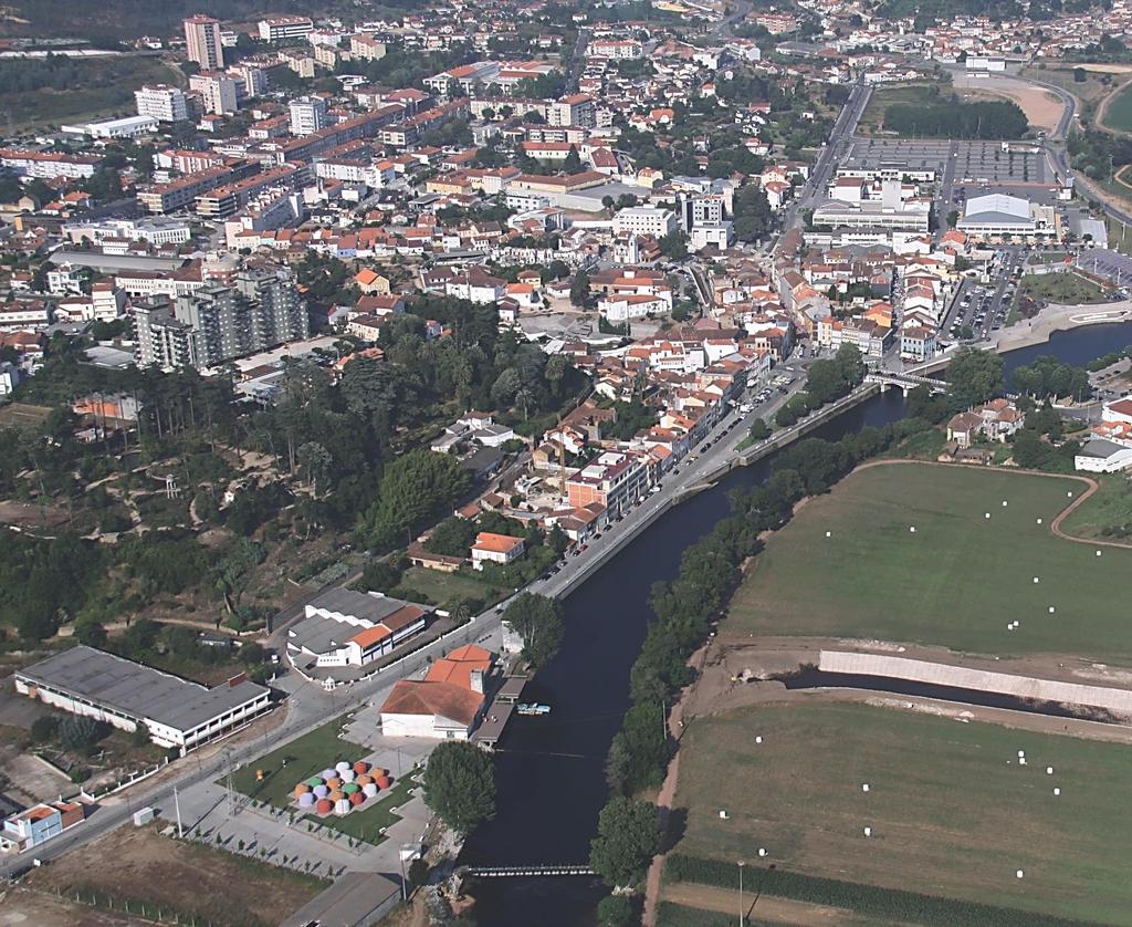 ÁGUEDA O MUNICÍPIO Localizada na Região Centro, Águeda é o maior concelho do distrito de Aveiro. Com uma superfície total de 335 km 2 e uma população de 47.