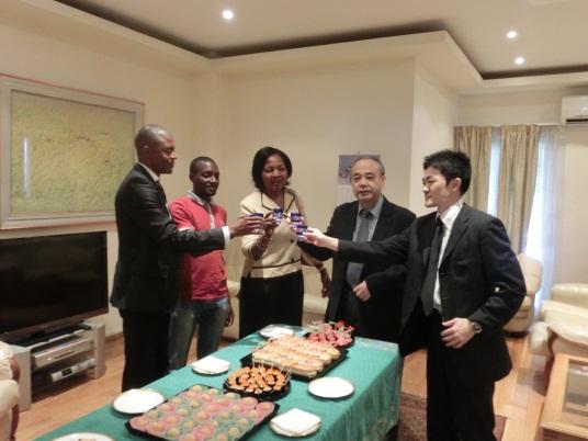 Brinde de Sake para desejar o sucesso do projecto. Apresentamos também a comida japonesa. Da esquerda, o Embaixador Sr. Myoi, a Directora Geral do Hospital, Dra.