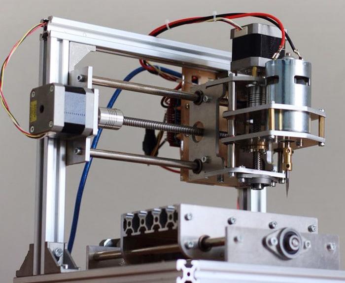 Sobre fusos Configurações em máquinas Em máquinas CNC como impressoras 3D e routers por exemplo, o programa responsável pelo controle do posicionamento precisa saber como os movimentos ocorrerão em