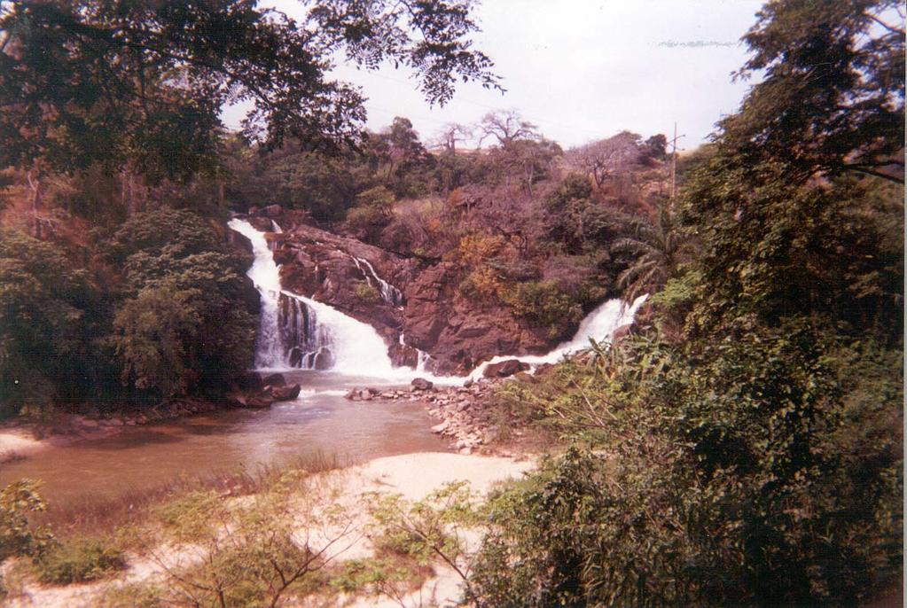 Foto 2 Cachoeiras do Binga (margem esquerda) vista de jusante Os mais importantes rios da província do Kwanza Sul são o Rio Longa, o Rio Queve e o Rio N Gunza, apresentando os dois primeiros um