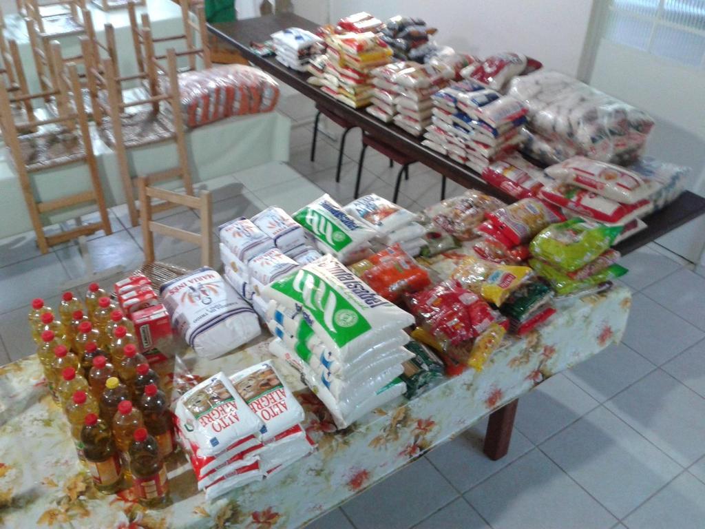 17.05.2014 Aniversário de Lucas e BETO COLPO de presente solicitaram alimentos não perecíveis e doaram para o Lions fazer a distribuição para entidades de Camobi. Arroz.