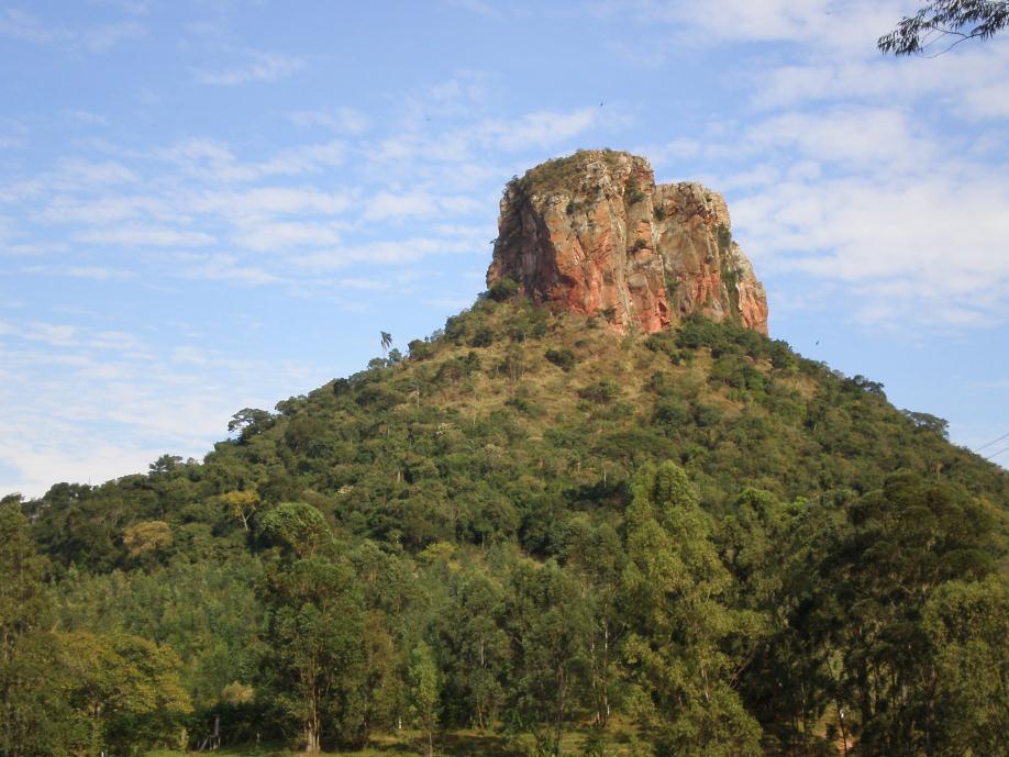 Figura 3 Morro do Cuscuzeiro em Analândia/SP, vista da propriedade que administra a entrada de visitantes no local. 3 CONCLUSÃO O potencial de turismo rural em Analândia é enorme e promissor.