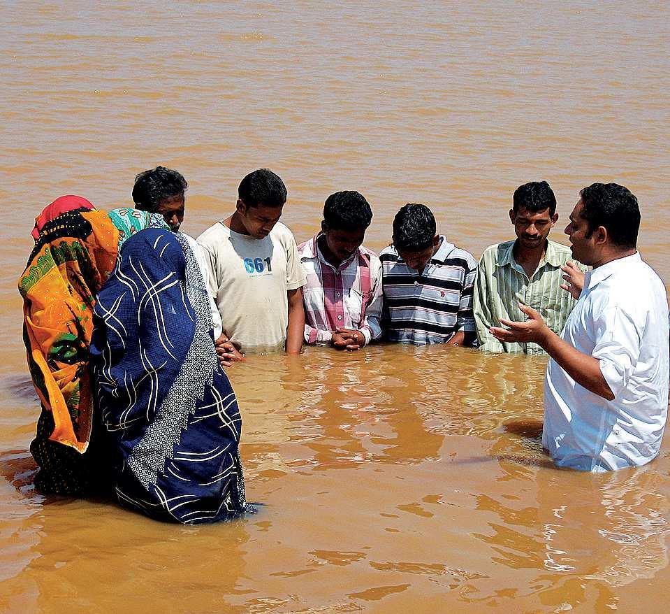 INTRODUÇÃO A tarefa suprema da igreja é a evangelização do mundo. Ninguém tem o direito de ouvir o evangelho duas vezes antes que todo mundo tenha tido a oportunidade de ouvi-lo pelo menos uma vez.