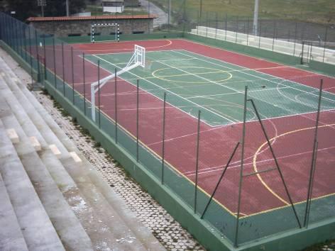 Ao nível dos desportos colectivos, as modalidades mais praticadas são o futebol, voleibol, gira-volei, andebol e basquetebol.