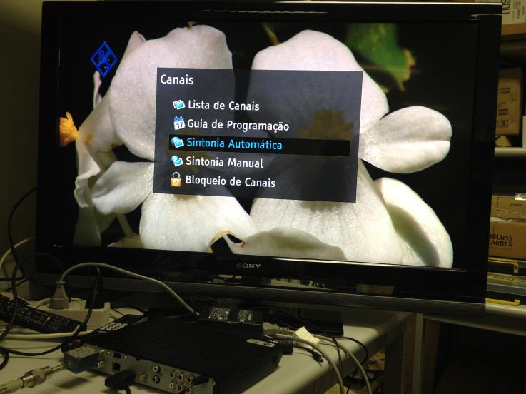 de sinais de televisão digital típico e de uma televisão para permitir as avaliações subjetivas do sinal de TV