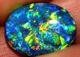 O que são opalas? Grego opallios, que se traduz como mudança de cor Mineraloide Amorfo (não tem formato de cristal) Formada de basicamente por dióxido de silica e água em fissuras de rochas.