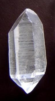 maneira ordenada. Um exemplo é a Obsidiana: obsidiana, um vidro natural de origem vidro natural vulcânica.
