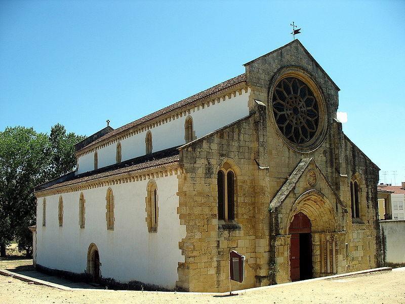 Estudo paleobiológico de uma amostra osteológica inumada em Santa Maria dos Olivais, Tomar. Figura 2: Igreja de Santa Maria dos Olivais (http://www.rotasturisticas.com/visitv. php?