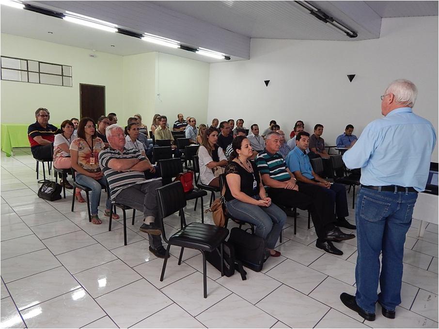 fez uma explanação e apresentação da ultima versão do texto do caderno III e sobre o que foi feito até o presente e o que se propõe fazer doravante.