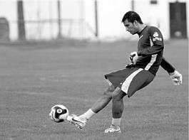 Revisão EsPCEx 018 Cinemática Prof. Douglão 19. Durante um jogo de futebol, um goleiro chuta uma bola fazendo um ângulo de 30 com relação ao solo horizontal.