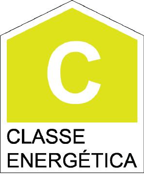 Esta obrigação recai, tipicamente, sobre edifícios que apresentem uma área útil de pavimento superior a 500m², ou, a partir de 1 de julho de 2015, superior a 250m² e refere-se em concreto à afixação