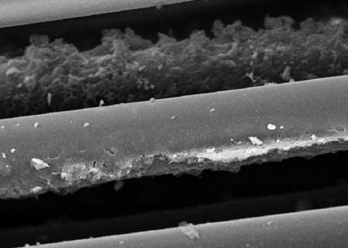 9 traz uma micrografia da fibra de vidro AR com aproximação de sete 7