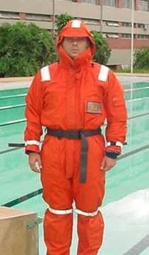 3.6 A importância da indumentária correta como proteção do corpo A maior causa de morte em sobrevivência no mar é a hipotermia.