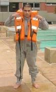 Vamos ver agora como vestir o colete salva-vidas: Os coletes salva-vidas mais simples são vestidos pela cabeça e amarrados na altura da cintura.