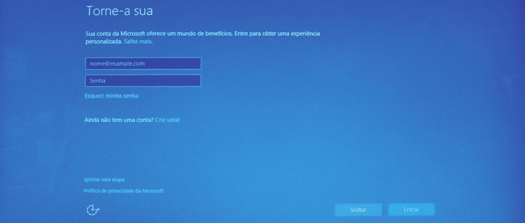 3. Se não houver uma rede de Internet conhecida disponível, clique em Ignorar esta etapa. Para se conectar na Internet, clique sobre a conexão desejada, digite a senha (chave de segurança). 4.