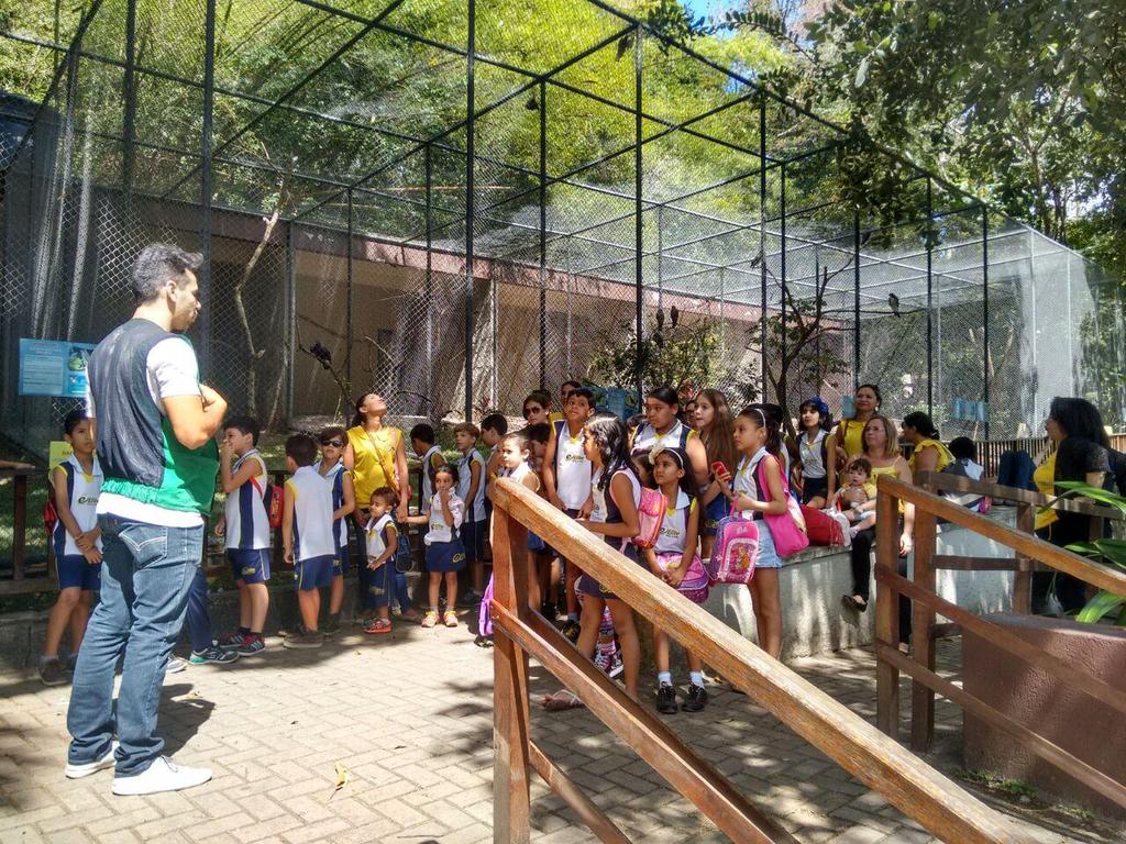 Educador Ambiental do Parque recepcionando alunos de escola pública da cidade de João Pessoa (PB).