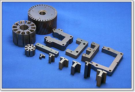 2 Figura 1: Exemplos de peças usadas na construção de núcleos de motores e transformadores elétricos [1]. Esse extenso campo de aplicações garante aos aços elétricos elevada importância.