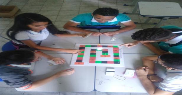 É neste cenário, que o jogo didático ganhou espaço na construção do conhecimento, teoria e prática foram trabalhados conjuntamente, o que favoreceu na construção da aprendizagem dos alunos.