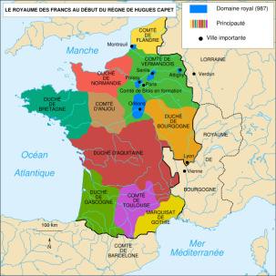 3/ Observe os dois mapas abaixo. O primeiro mostra os domínios do rei da França em 987 (área em azul).
