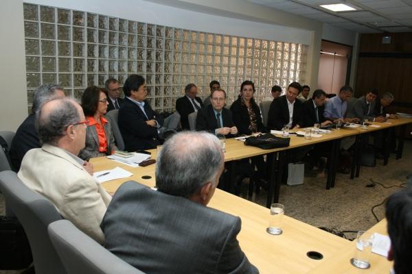 AGOSTO RENOVAÇÃO DA OUTORGA DO SISTEMA CANTAREIRA JÁ TEM AGENDA DEFINIDA Em reunião realizada na quarta-feira, 7 de agosto, nas dependências da Agência Nacional de Águas (ANA), em Brasília, foi