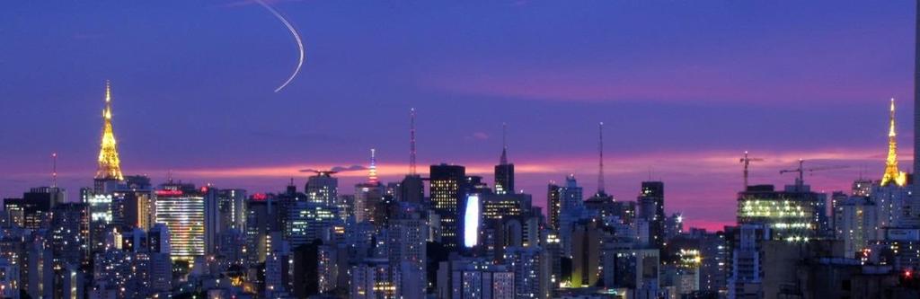 Figura 3.2 Avenida Paulista: Torres sobre prédios altos Fonte: BOARO (2016) O Pico do Jaraguá está localizado em um parque nacional, com reserva da Mata Atlântica.