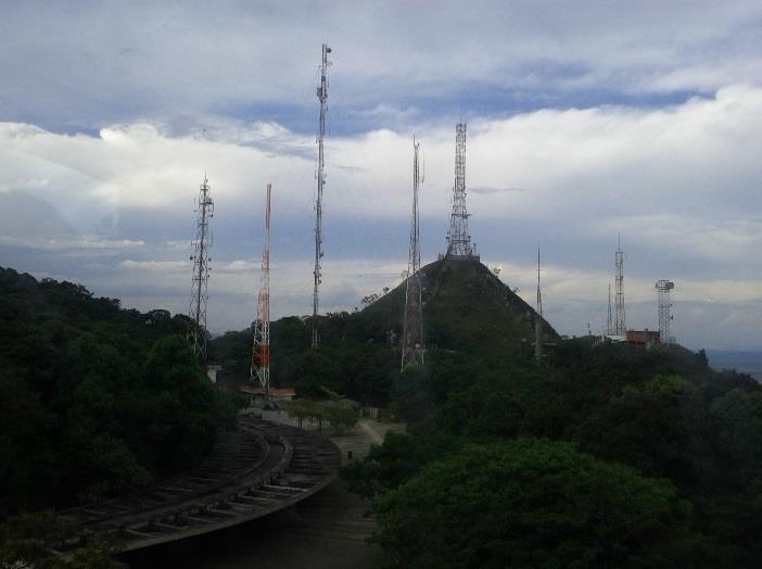 A torre T1 é a que mais produziu raios, ela possui 130 metros de altura. A torre T2, com 90 metros de altura, produziu alguns raios.