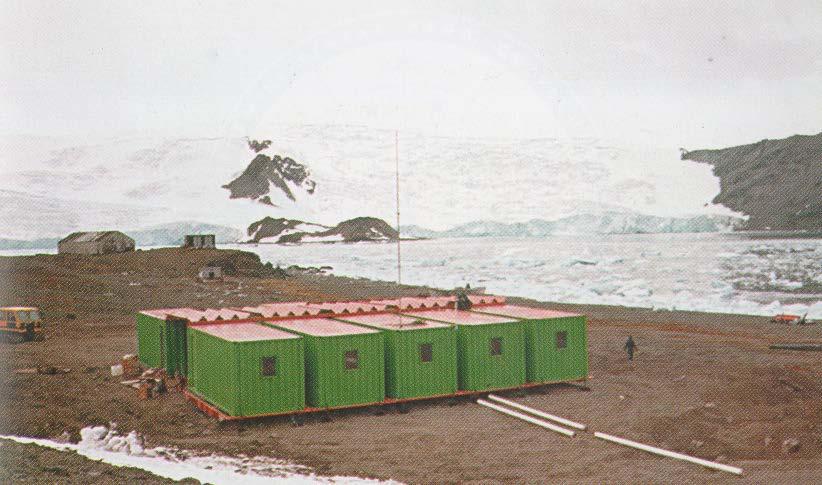 SITUAÇÃO ATUAL E PERSPECTIVAS PARA A ESTAÇÃO ANTÁRTICA COMANDANTE FERRAZ E REFÚGIOS BRASILEIROS A primeira expedição brasileira à Antártica ocorreu no verão 1982/1983, tendo como principal missão