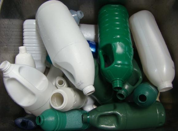 (a) (b) Figura 23. Embalagens de PEAD de produtos de limpeza pós consumo após a limpeza (a) e na forma de flakes após a moagem (b).